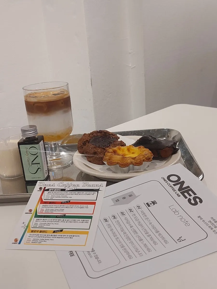세로로 담은 음료와 디저트 구성