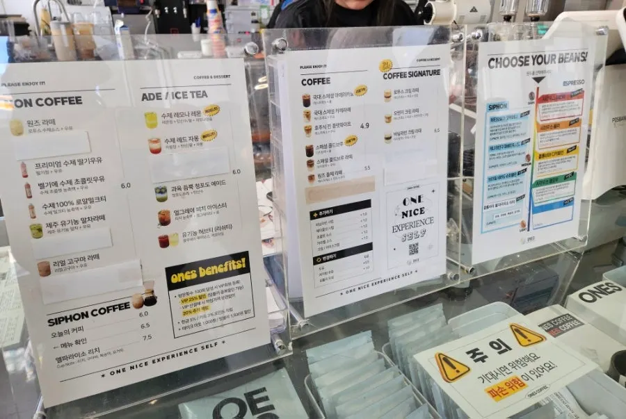 원즈커피 테이블과 좌석 배치