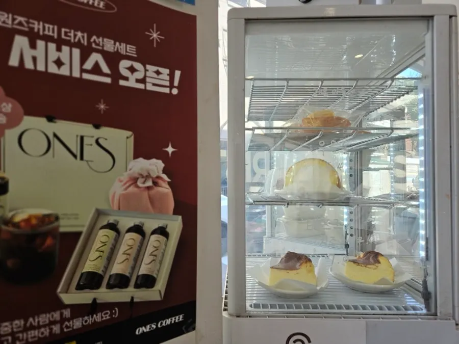 커다란 창이 있는 카페 내부 전경