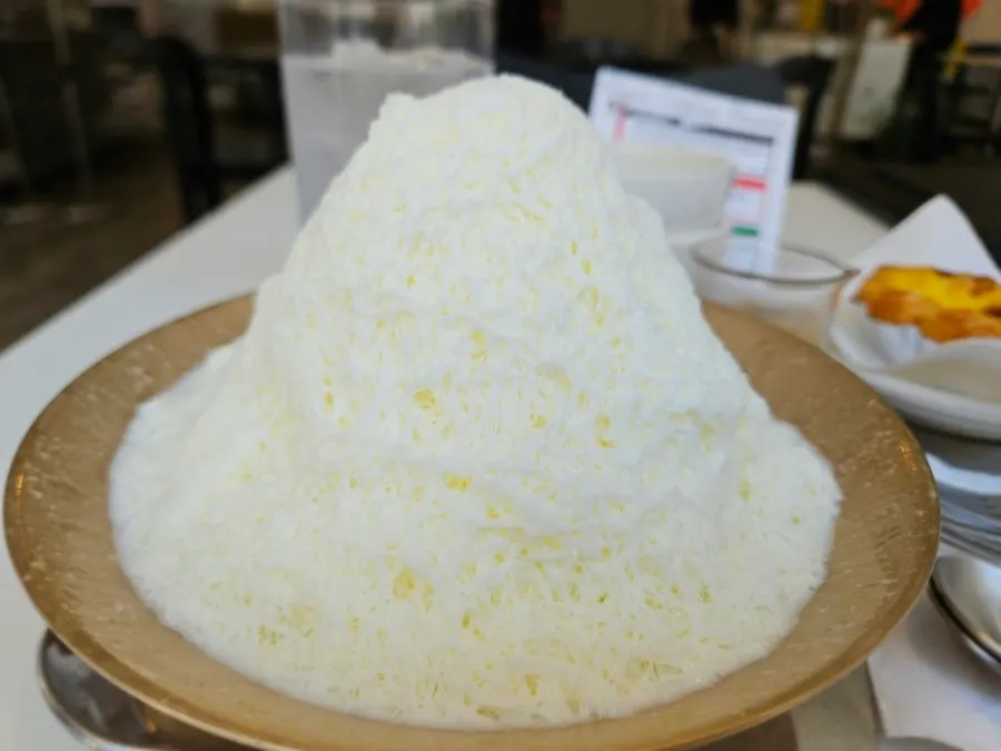 소복하게 쌓인 원즈커피 우유빙수
