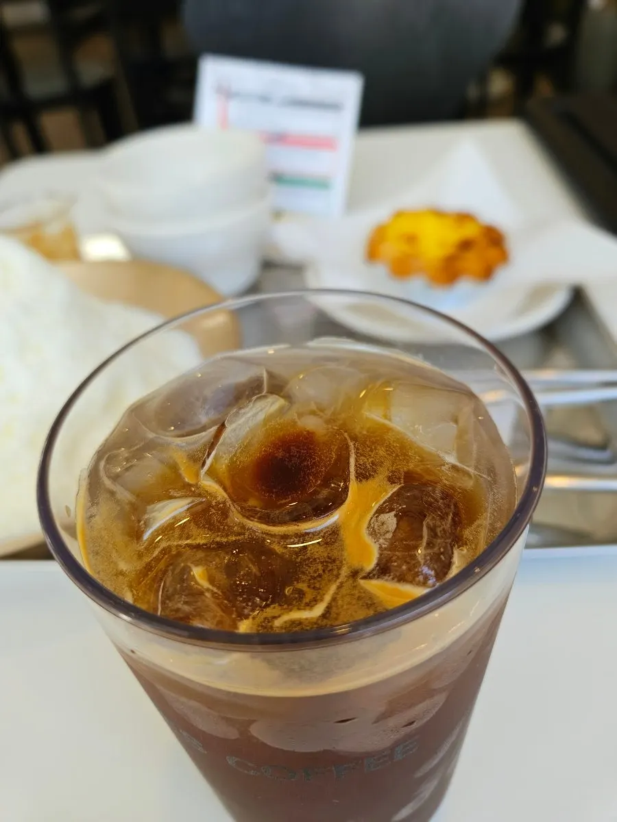 용기에 따로 담겨 나온 커피 원액