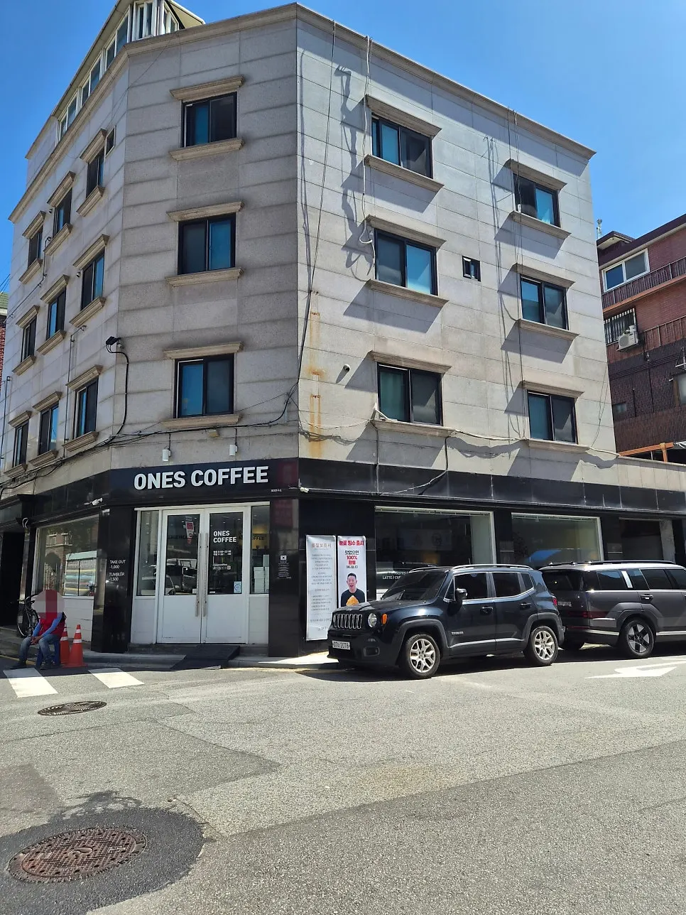 View of Wonz Coffee with parking space in front of the store