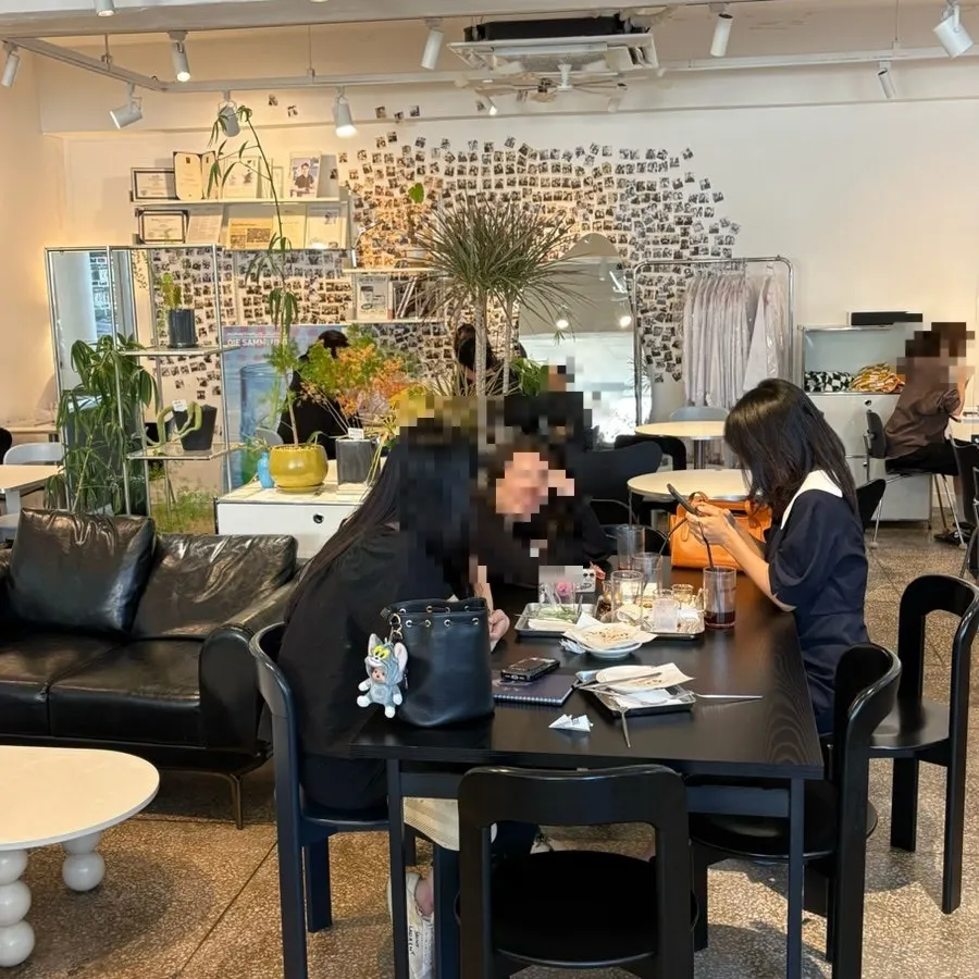Overview of seating inside Wonz Coffee