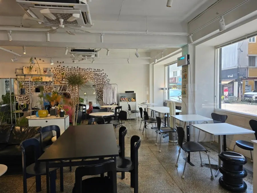 Black and white interior of Wonz Coffee