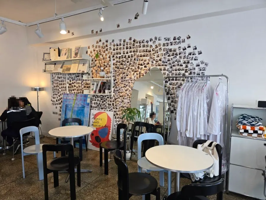 Hall with tables and chairs at Wonz Coffee