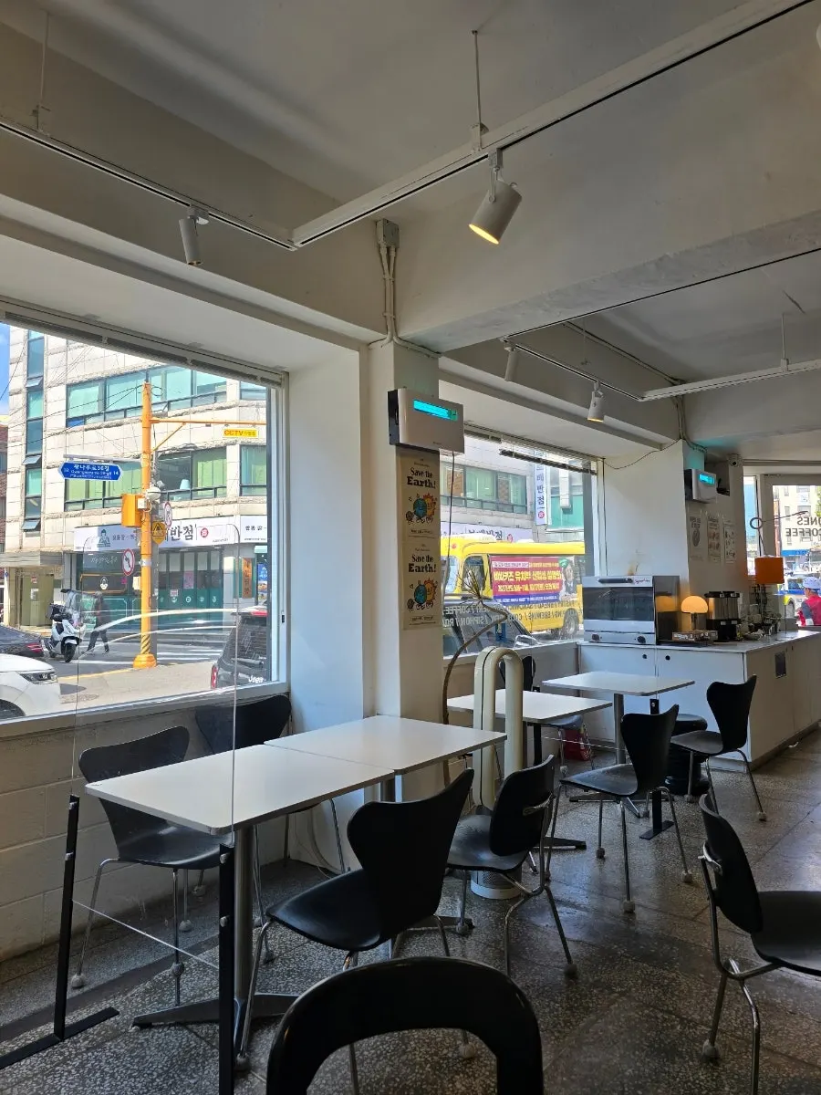 Busy interior view of Wonz Coffee with many customers