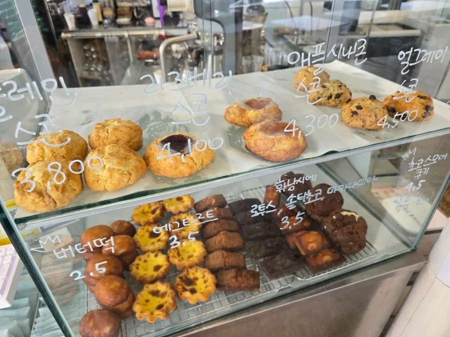 Wonz Coffee bakery display case