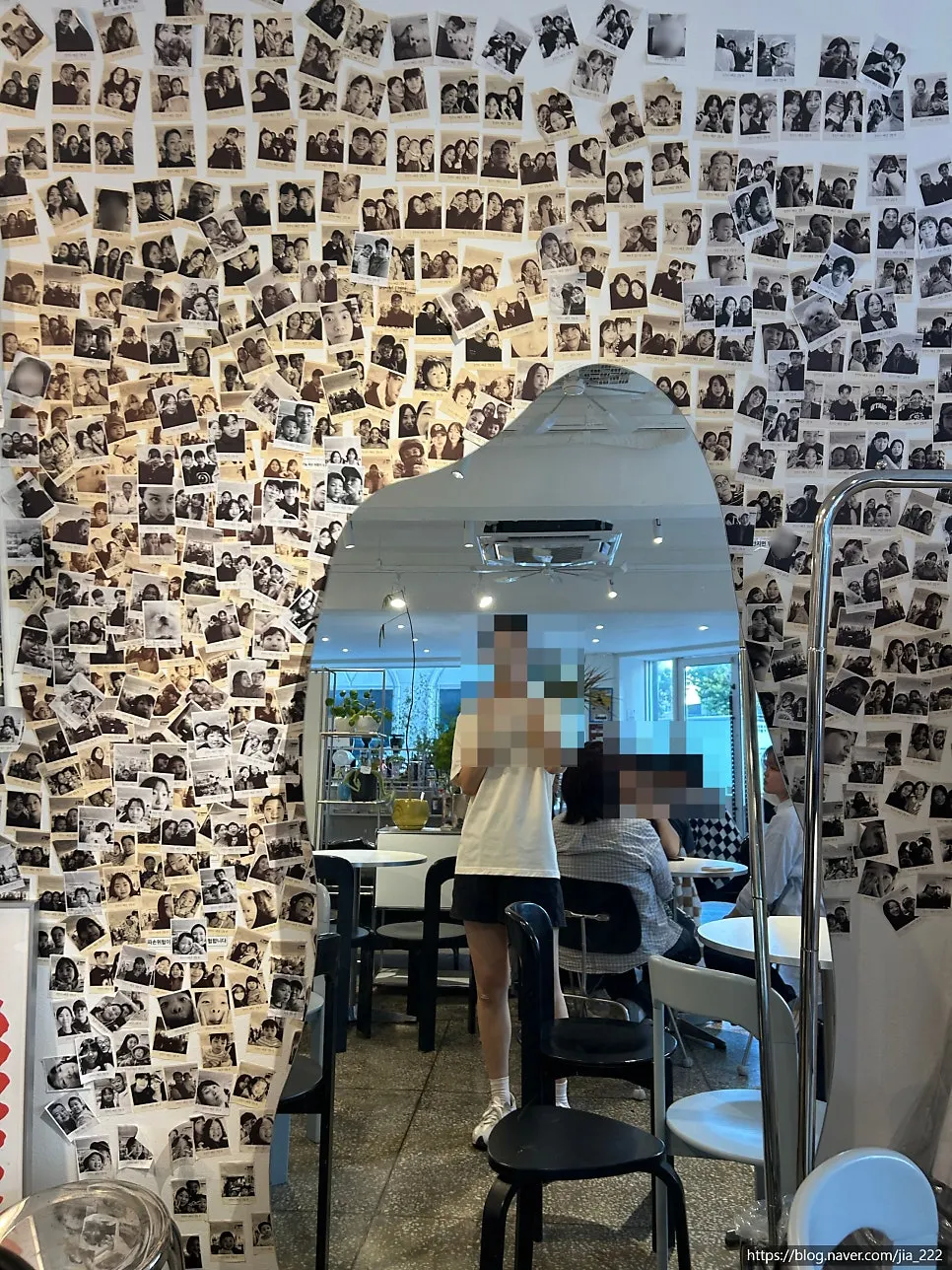 원즈커피 화장실 조명과 깔끔한 인테리어