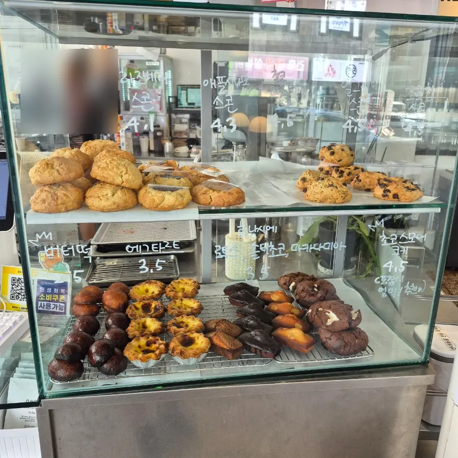 Showcase displaying scones and baked goods