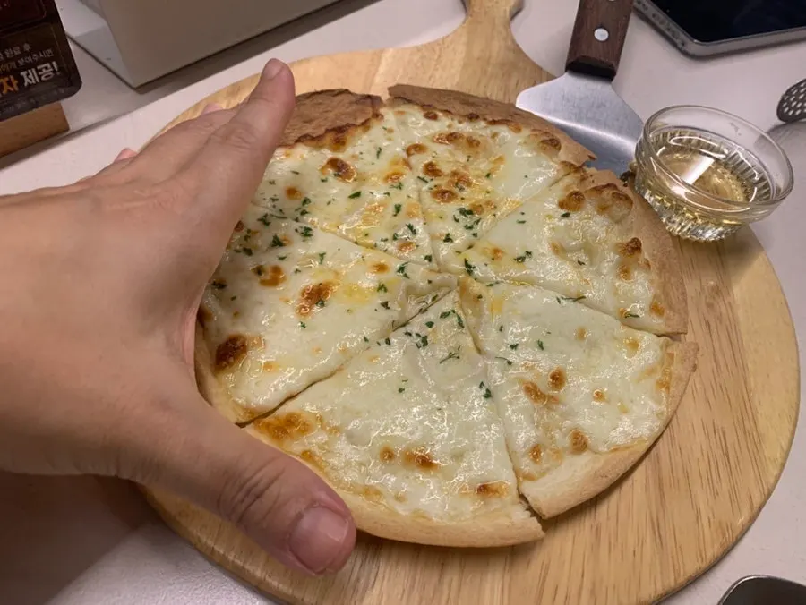 테이블에 놓인 파스타 두 접시