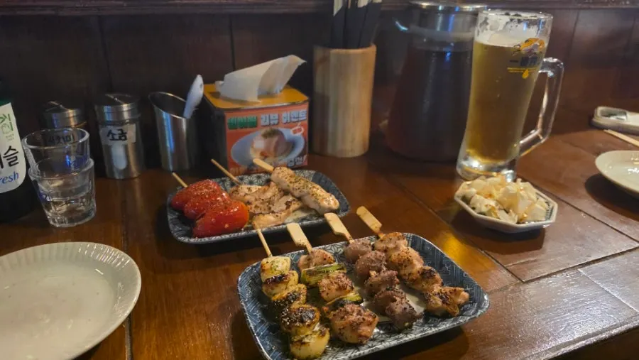 테이블에 차려진 7종 꼬치 세트