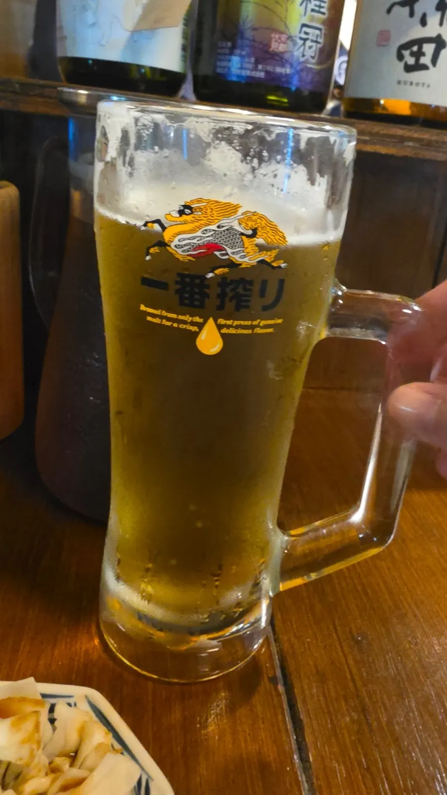 꼬치와 기린 생맥주를 함께 즐기는 모습