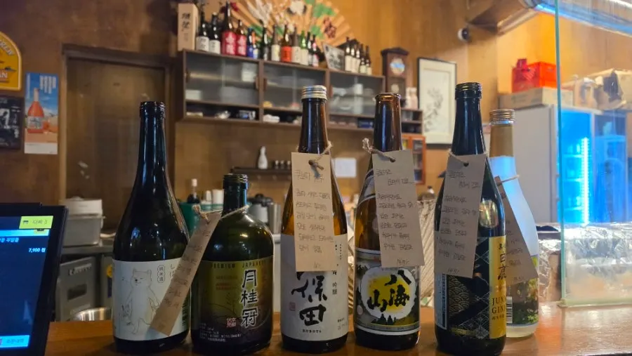꼬치와 명란구이로 차려진 안주 구성