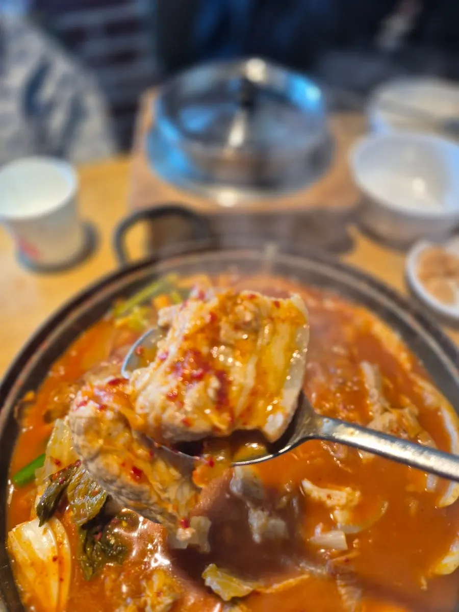 Ramyeon noodle add-in in the kimchi jjigae