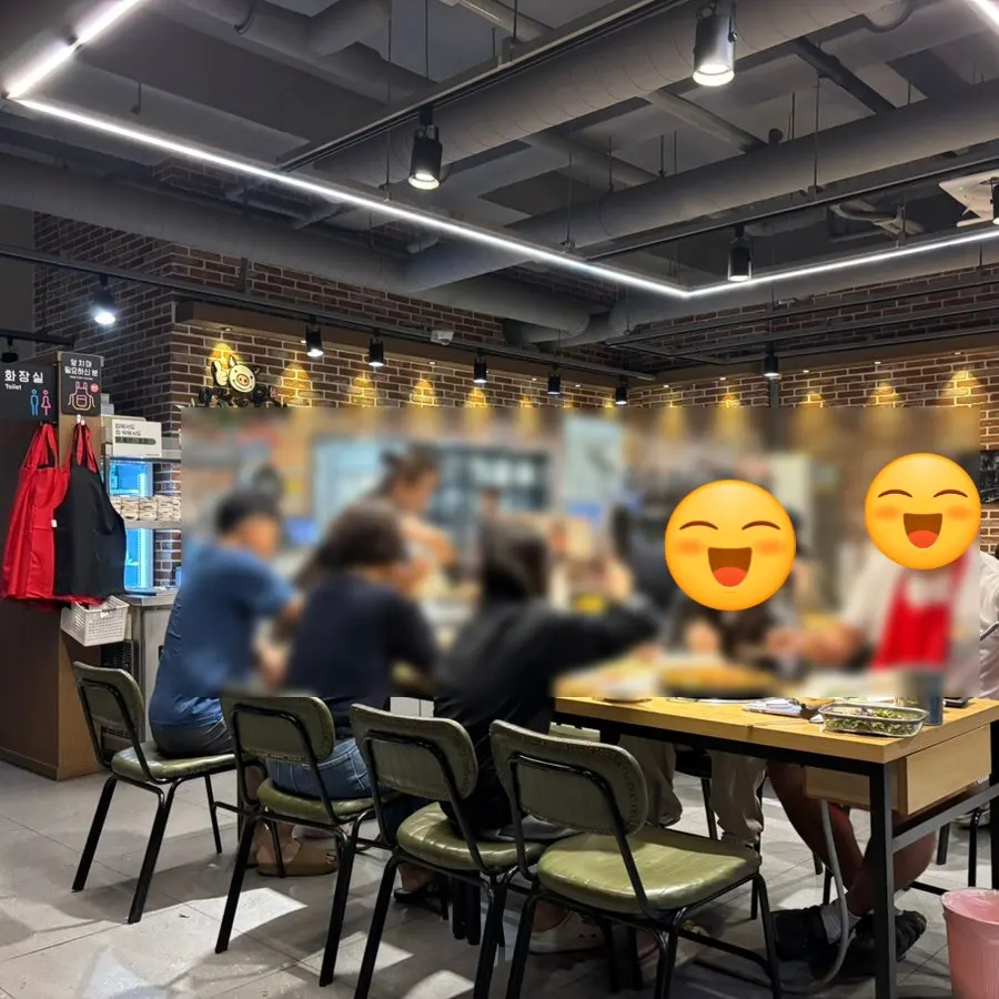 테이블 간격이 넓은 오늘도웃자 초월 내부
