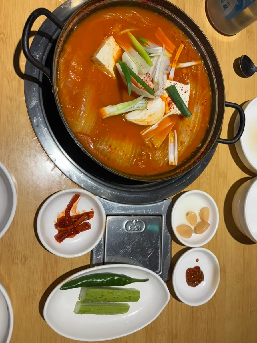 옛날 김치찌개와 갓지은솥밥 상차림