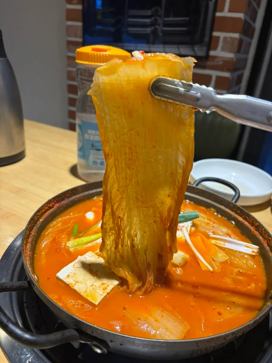 김치가 푸짐하게 들어간 김치찌개 클로즈업