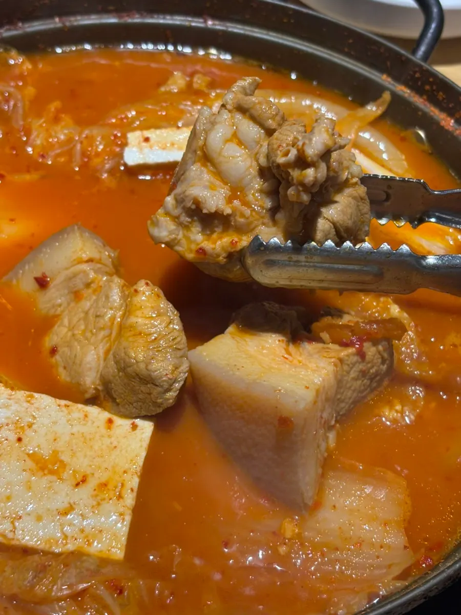 찌개 속 국내산 한돈 생고기 덩어리