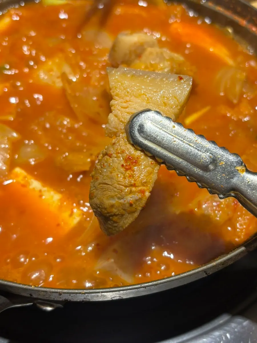 살코기와 비계가 섞인 김치찌개 고기