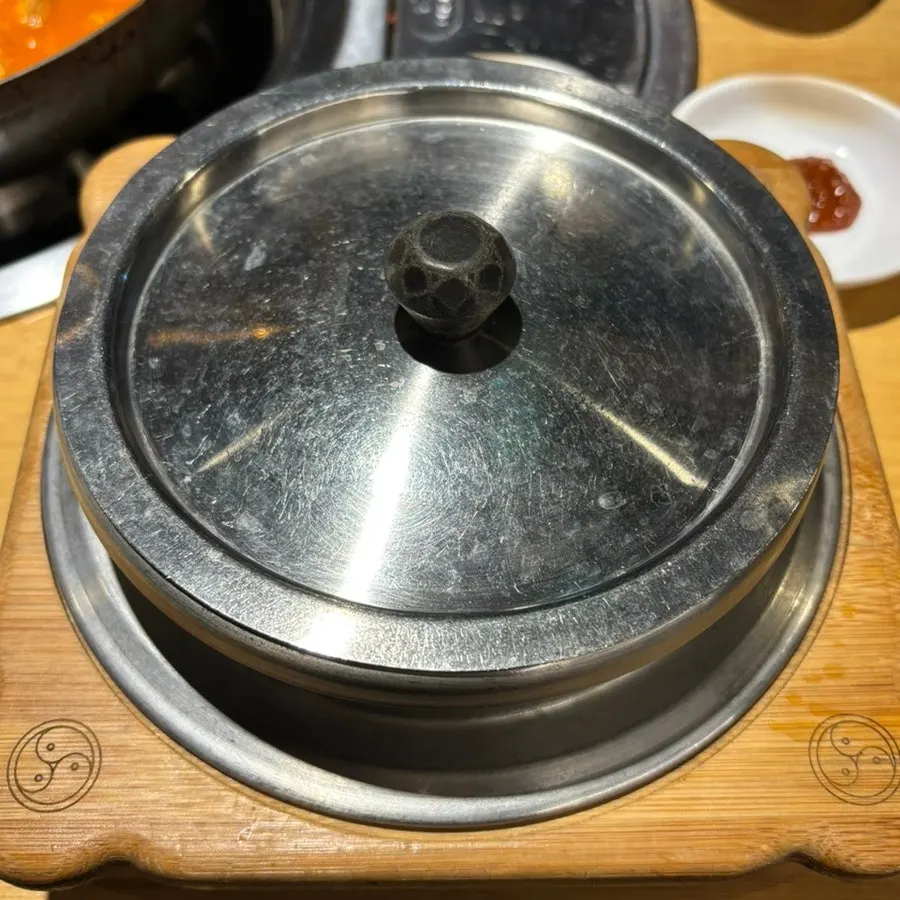 김치찌개를 덜어 담은 모습