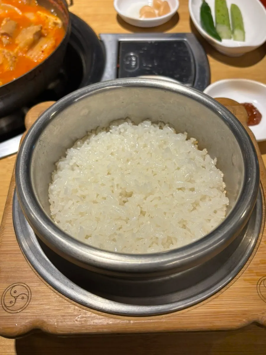 김치찌개와 솥밥 세트 한 상