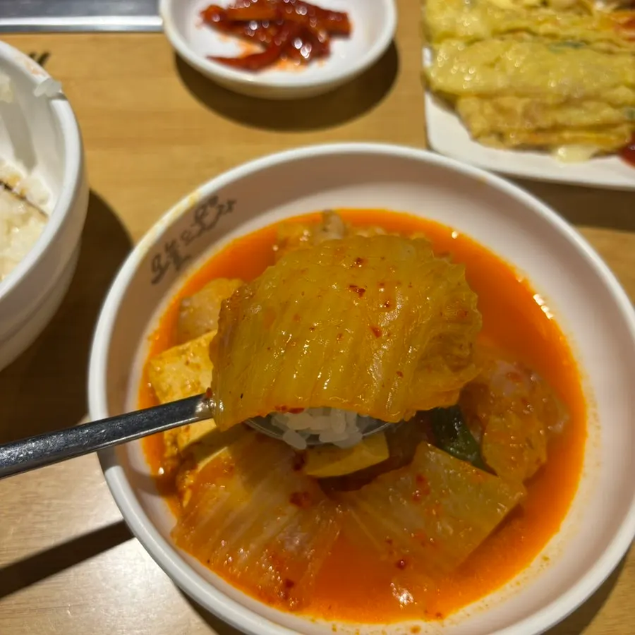 밥 위에 얹은 김치찌개 고기와 김치