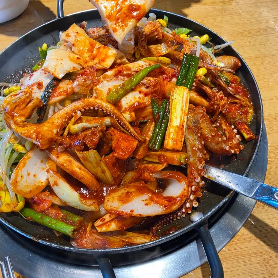 Squid pork duruchigi in a large pot