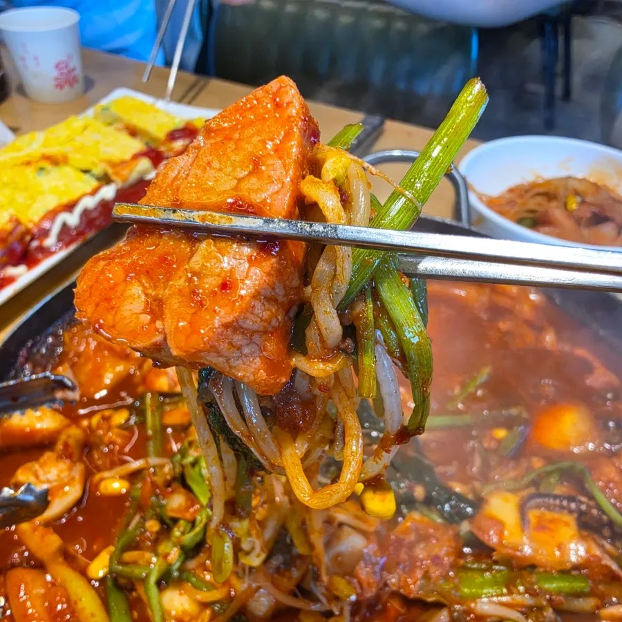 Duruchigi piled high with bean sprouts and green onion