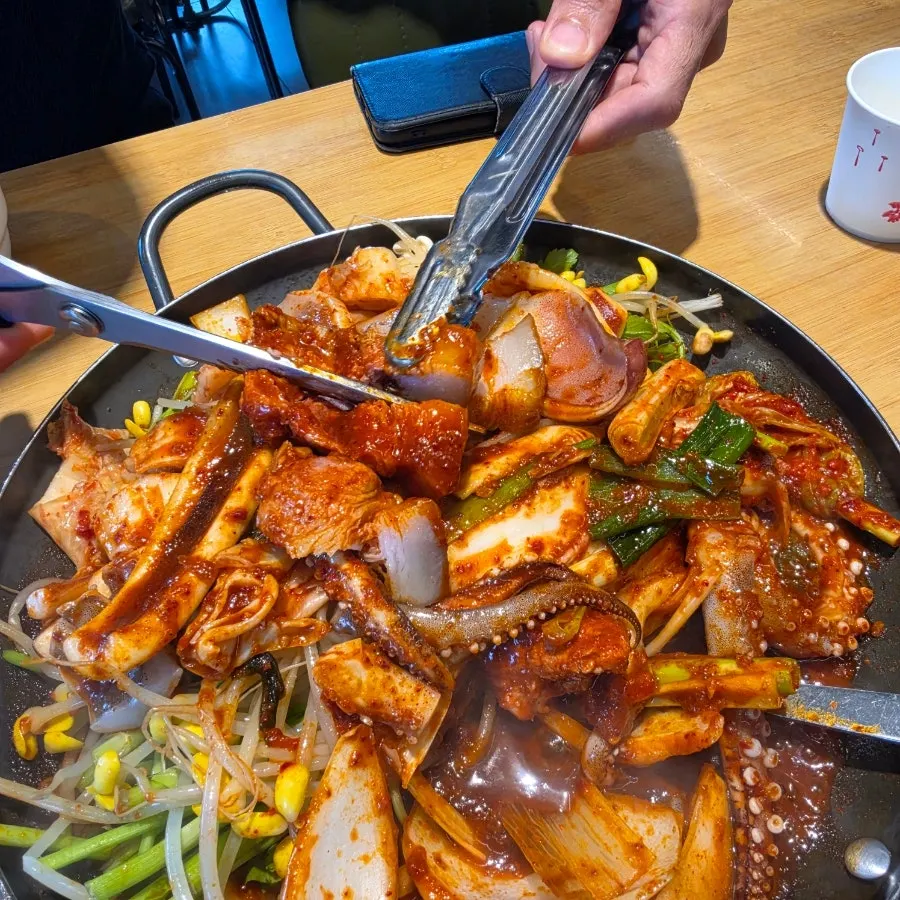 Squid pork duruchigi bubbling on the stove