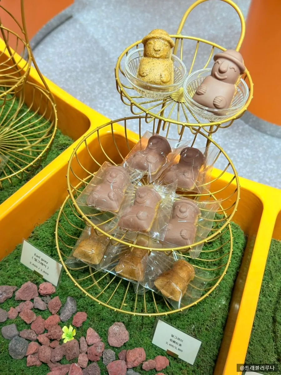 Individually packaged prickly pear and black sesame flavored hareubang madeleines