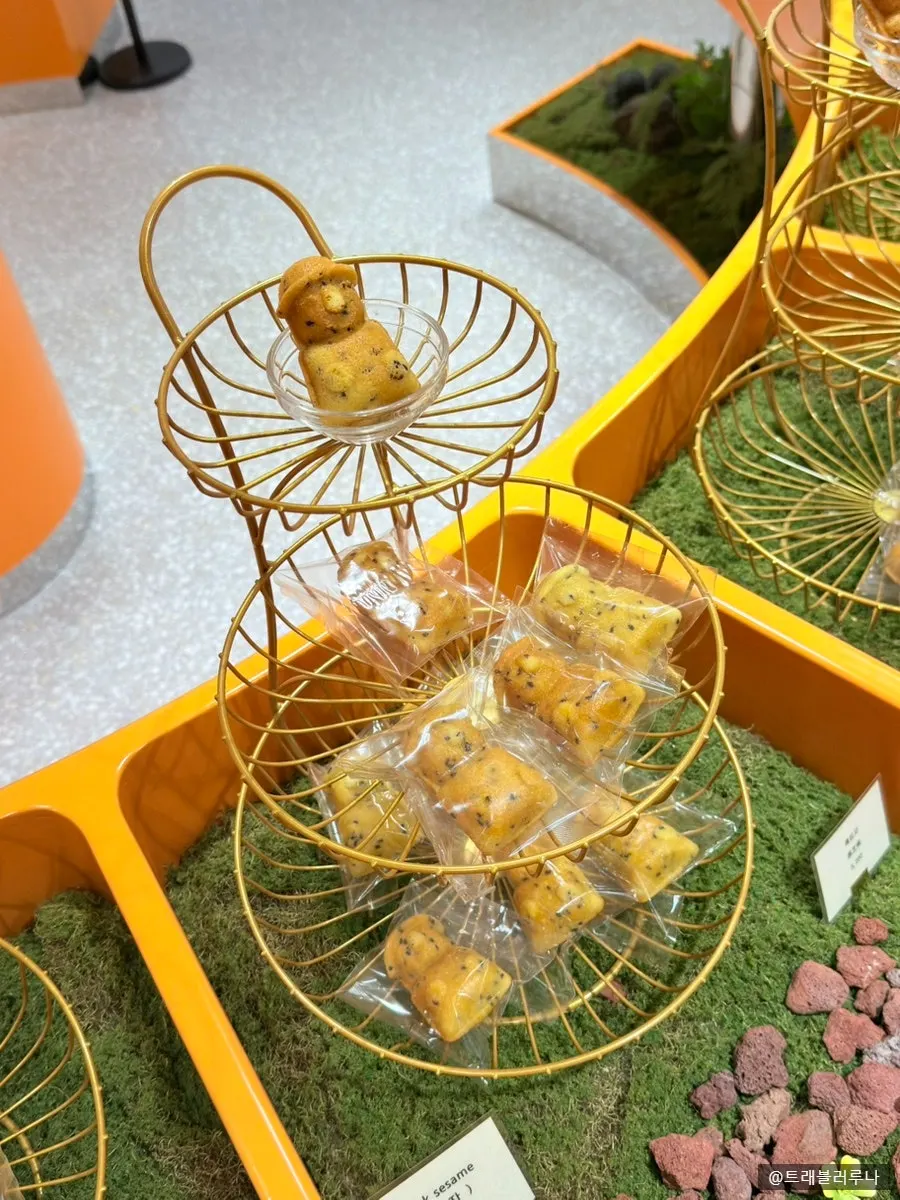 Shelf of individually sold hareubang madeleines