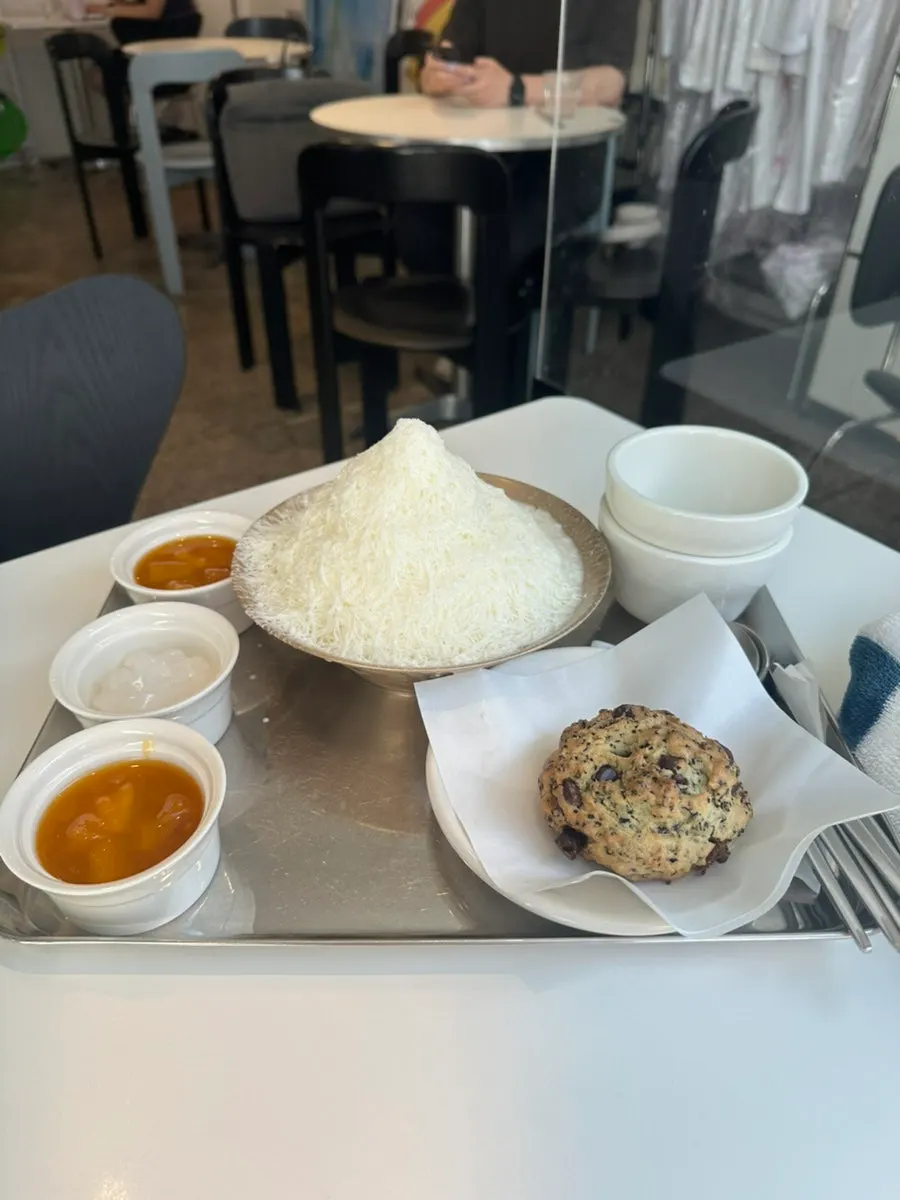 망고 토핑과 시럽이 함께 나온 망고빙수