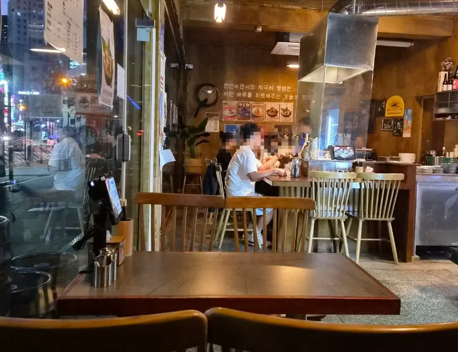 손님으로 붐비는 오늘의도쿄 온천장점 내부
