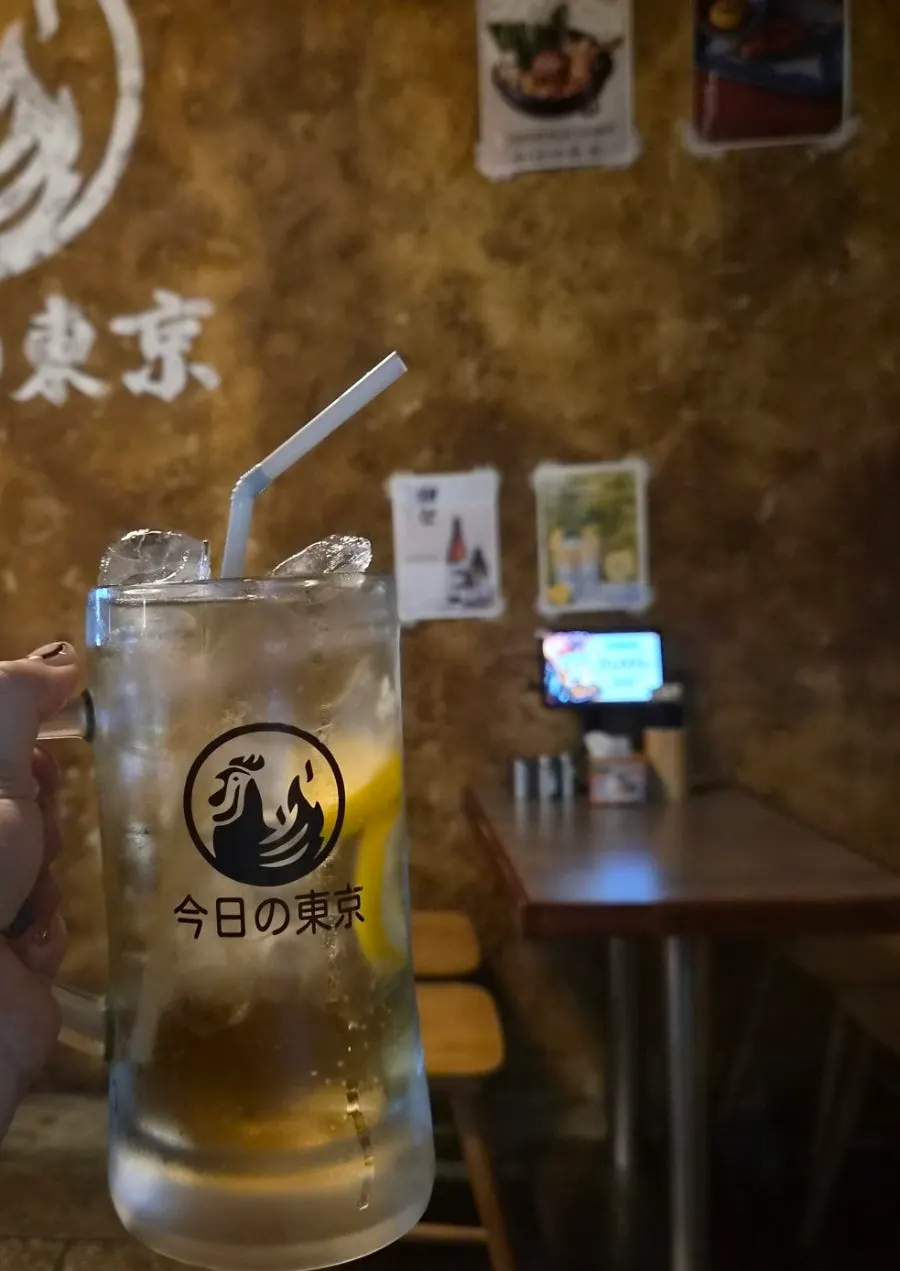 주문한 생맥주와 하이볼 잔