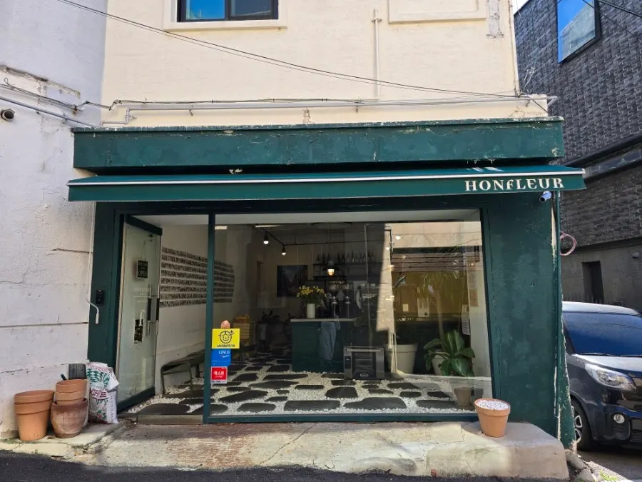 Ongfleur's exterior on a hillside street