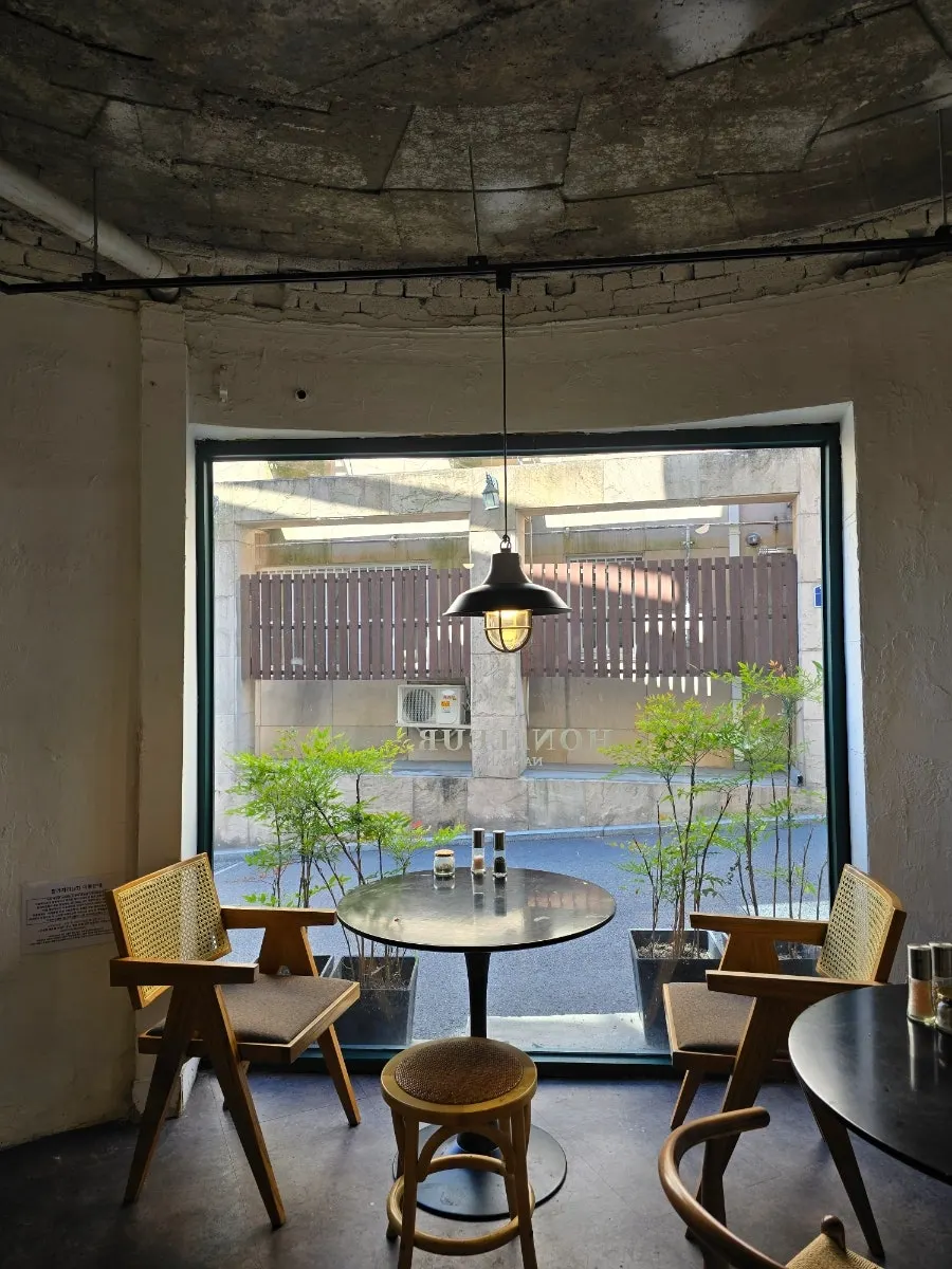Cozy interior of Ongfleur