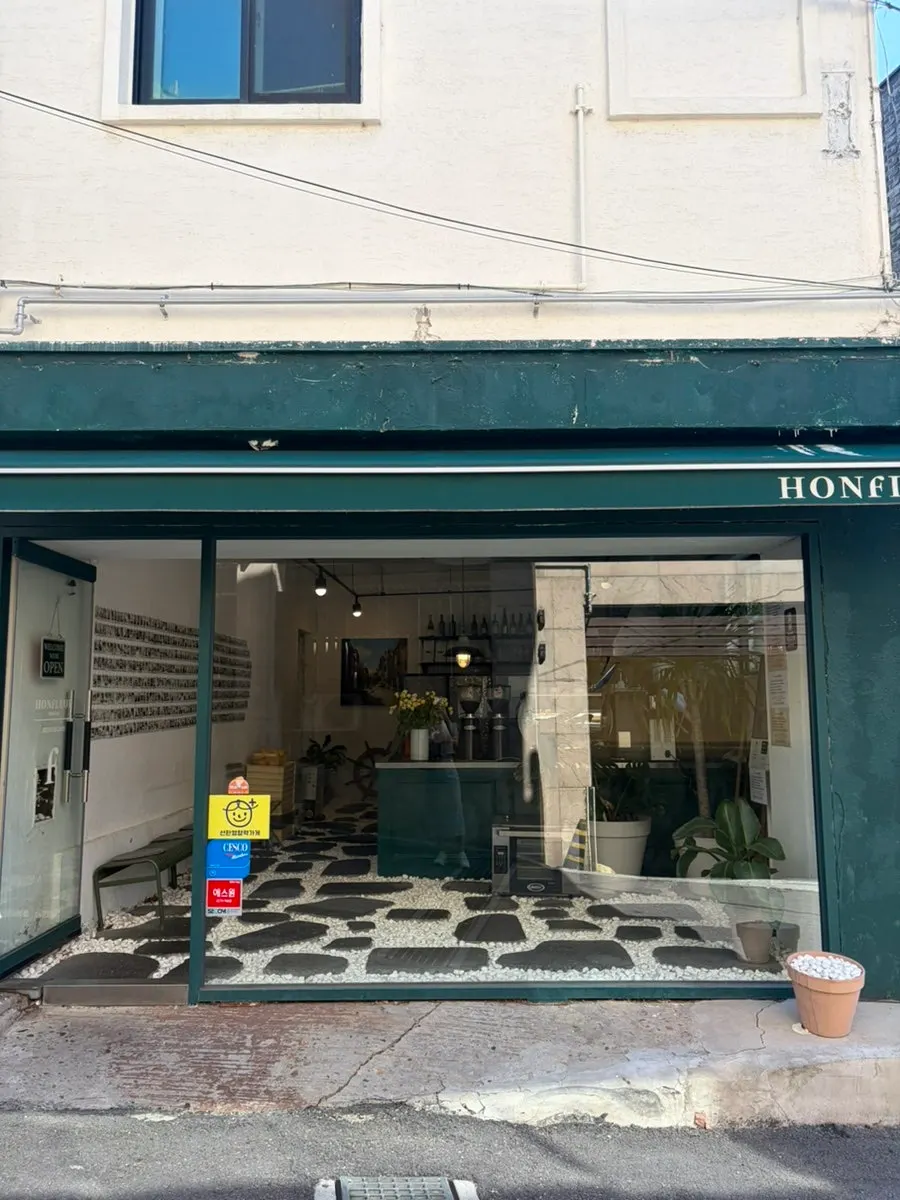 Ongfleur's exterior and signage