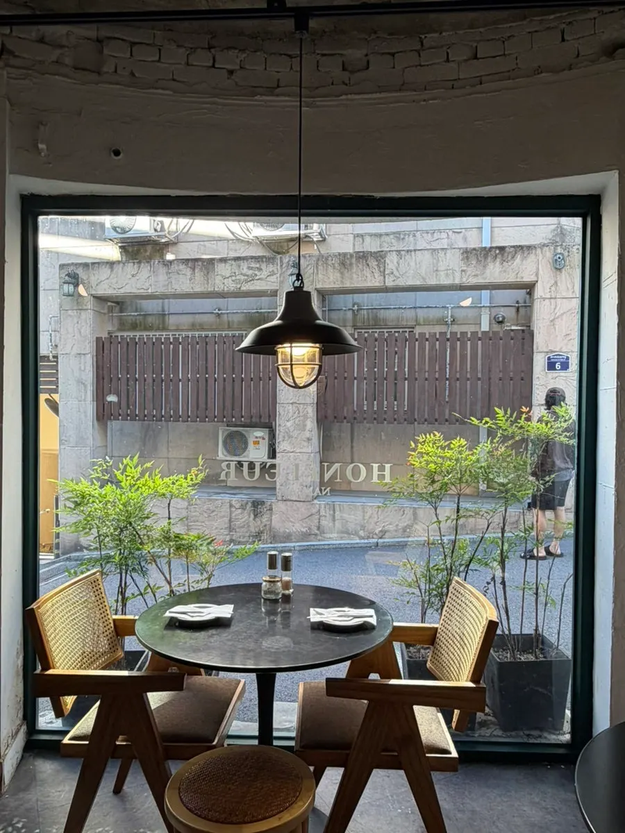 Cozy overview of Ongfleur's interior dining hall