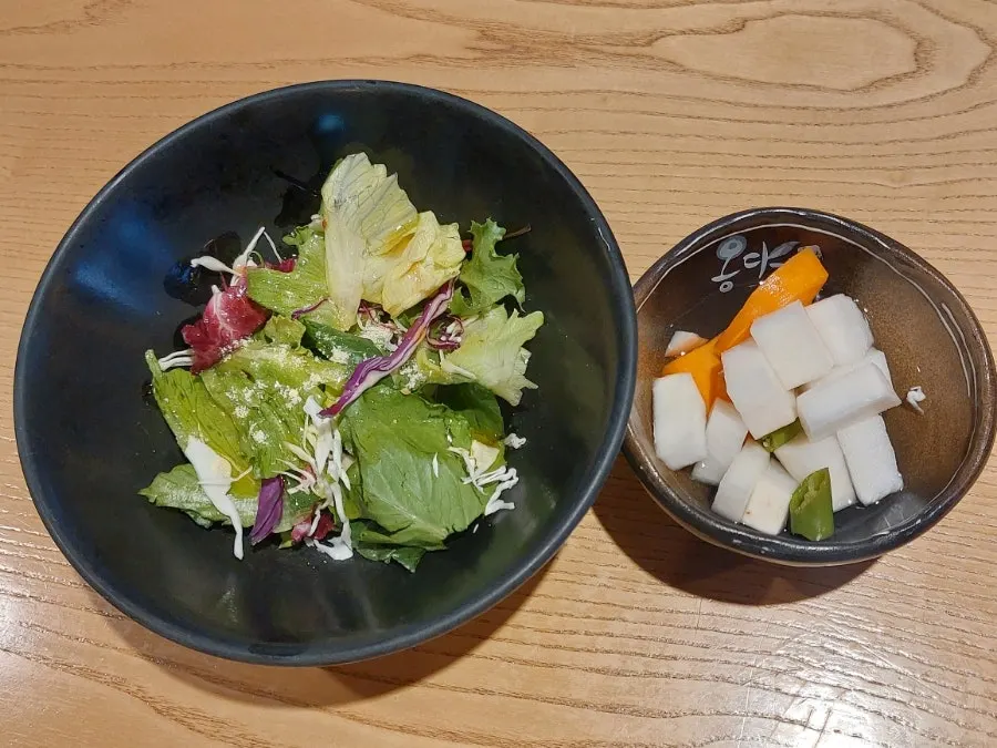 覆蓋莫札瑞拉起司的去骨起司燉雞上桌畫面