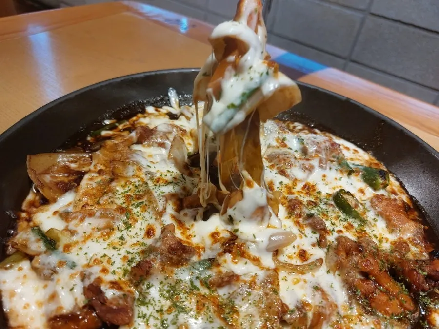 擺滿起司燉雞的餐桌