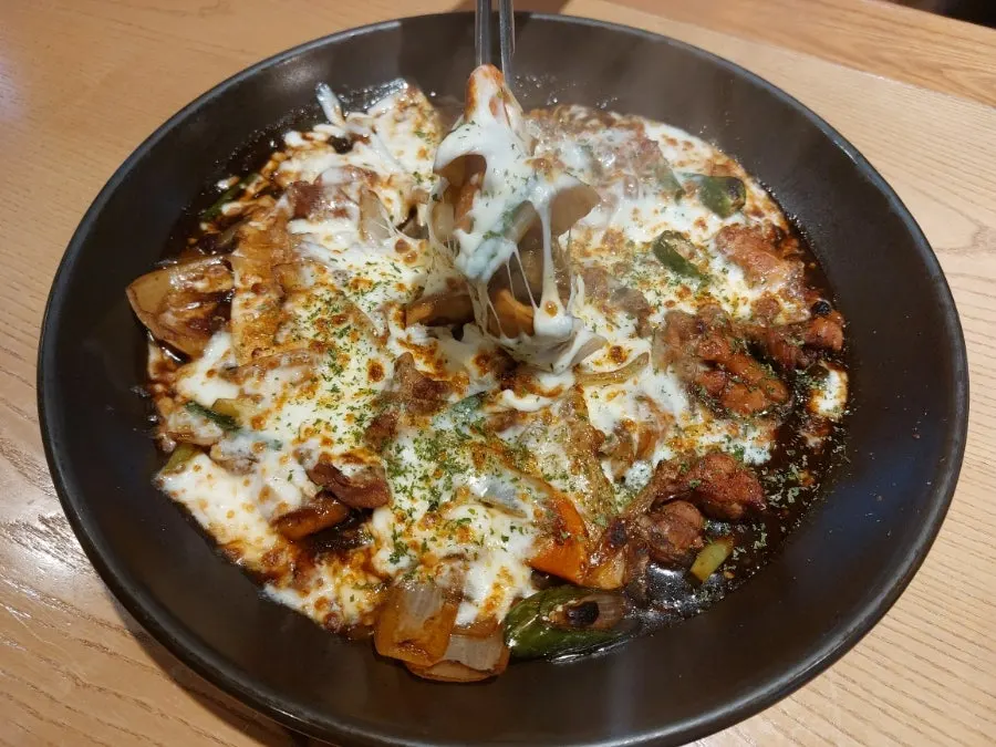 浸滿普通辣度醬油醬汁的起司燉雞
