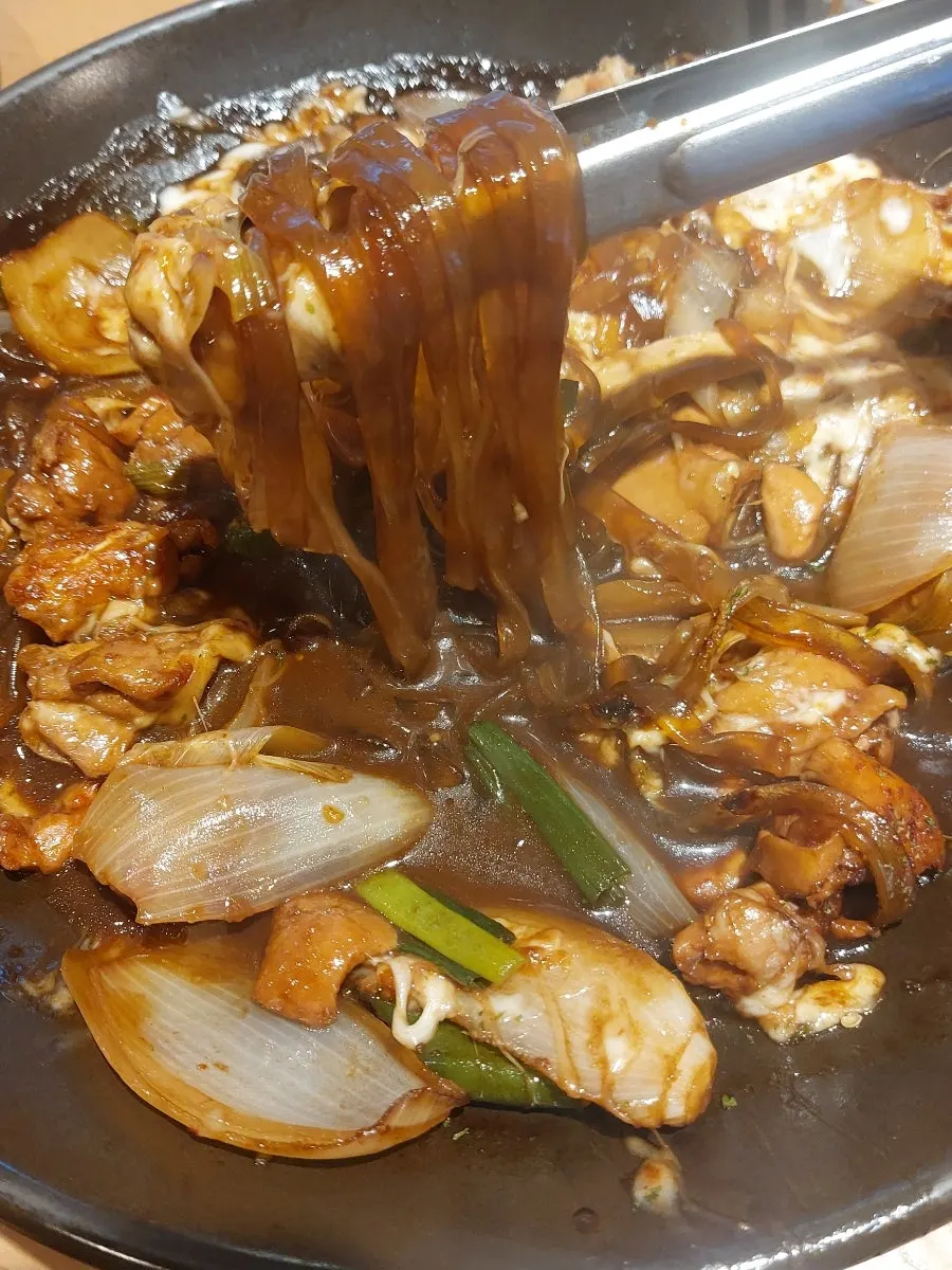 紅蘿蔔與洋蔥搭配的燉雞配料