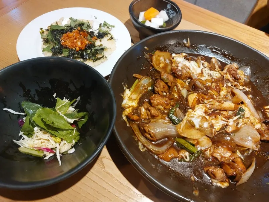 鋪上海苔粉與泡菜的鍋巴拌飯