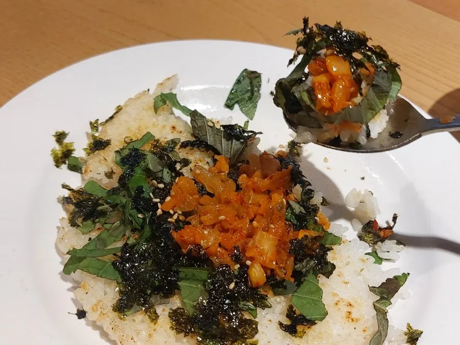 放入剩餘甜鹹湯汁中的鍋巴拌飯