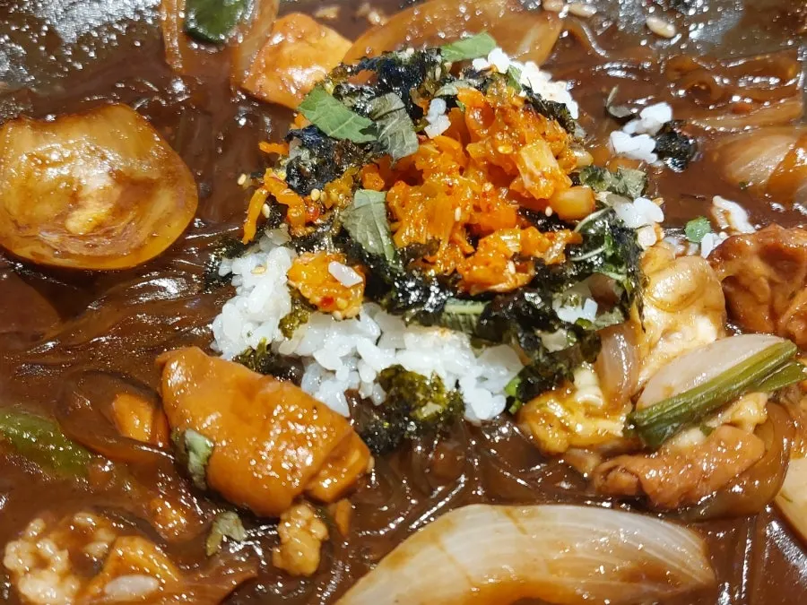 與醬汁拌勻的鍋巴拌飯