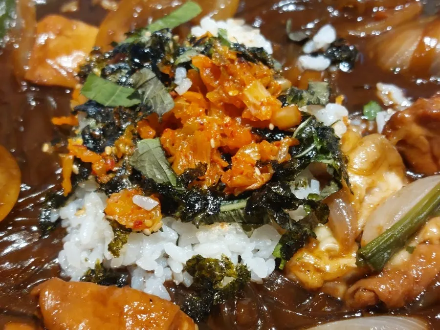 最後拌勻享用的一勺鍋巴拌飯