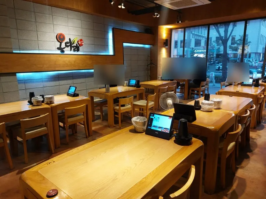 擺放紅酒展示櫃與木質調裝潢的用餐區