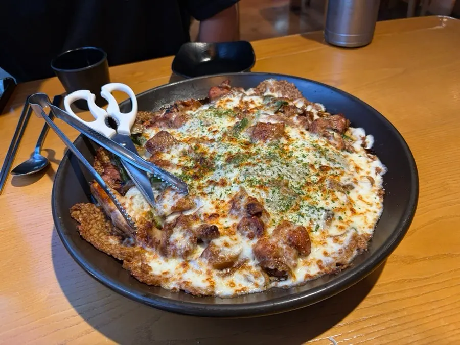 큼직한 옥수수가 들어간 기본 샐러드와 반찬