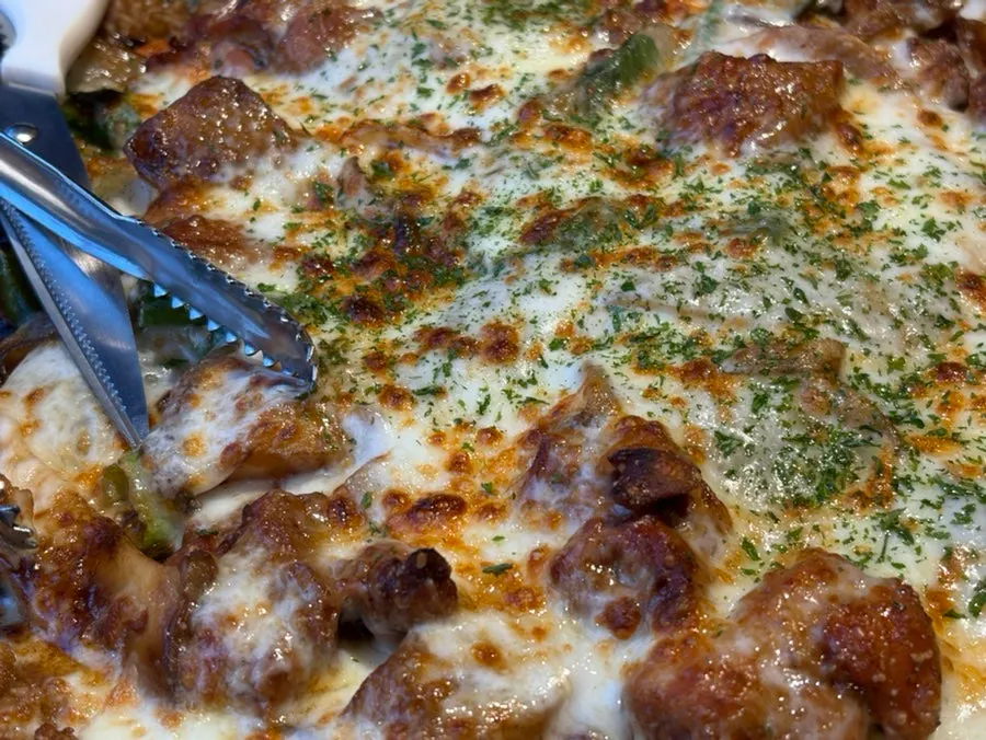 치즈가 넉넉히 덮인 옹다래찜닭 치즈찜닭