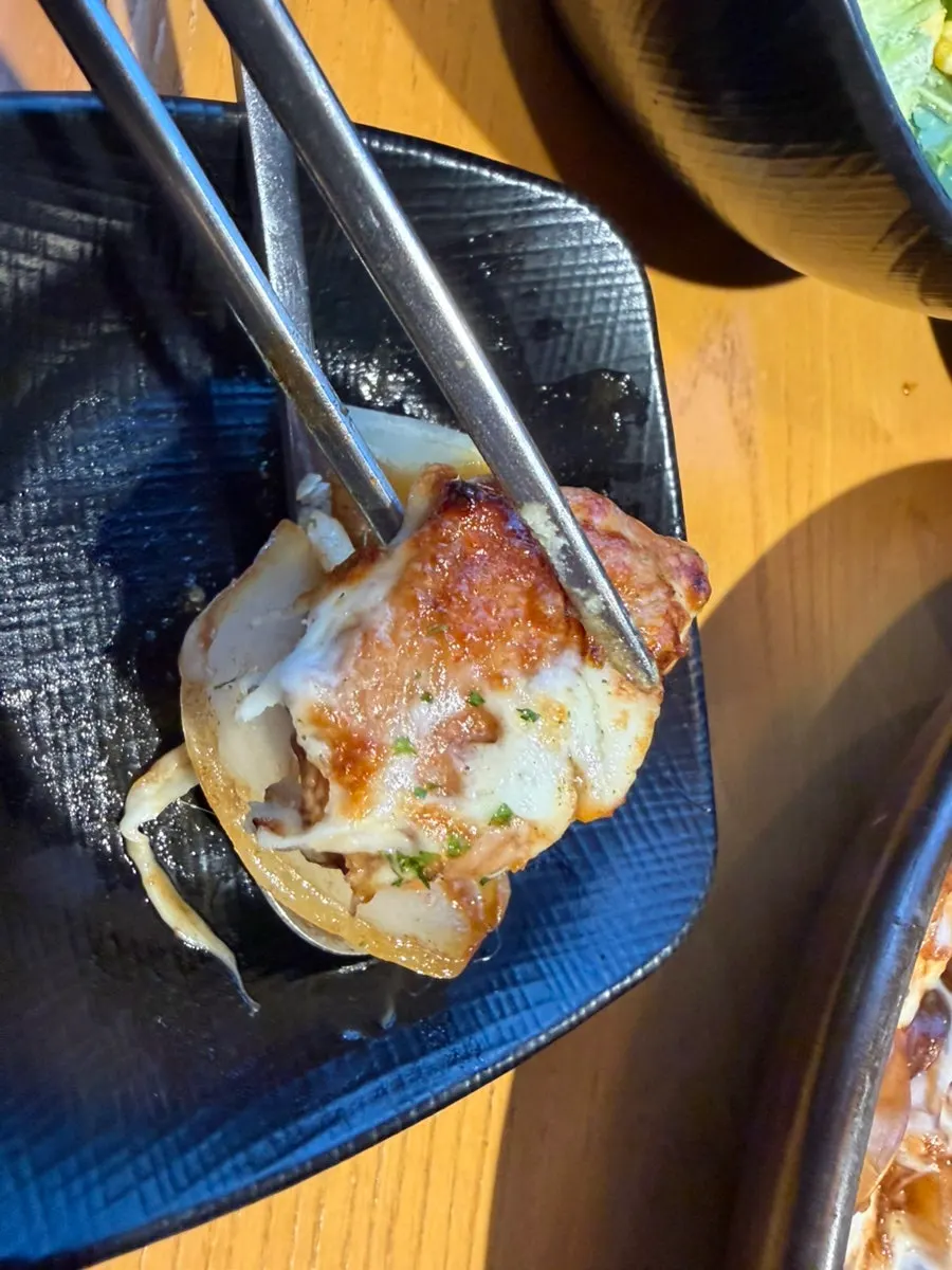 큼직한 닭과 치즈가 어우러진 찜닭 팬